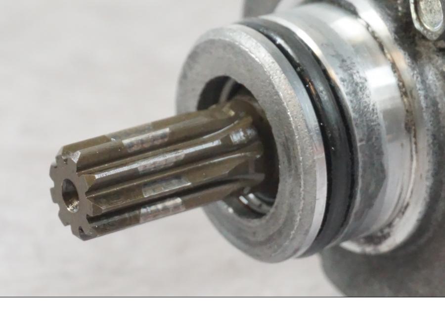 Snett uppifrån på Startmotor från en Kawasaki ZX-6R -2006 motorcykel.