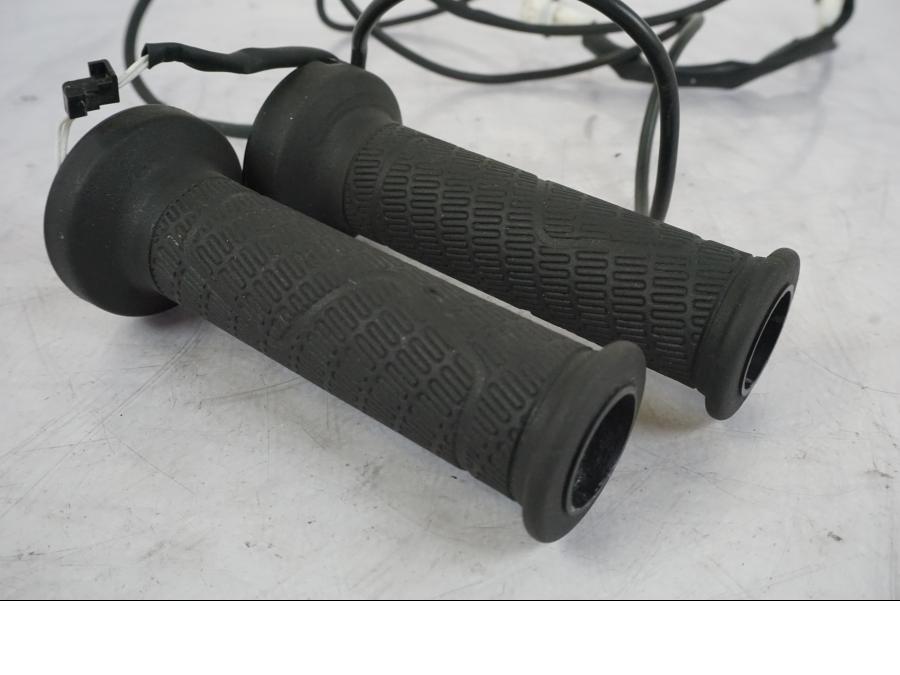 Snett uppifrån på Värmehandtag från en KTM 1290 Super Duke -2019 motorcykel.