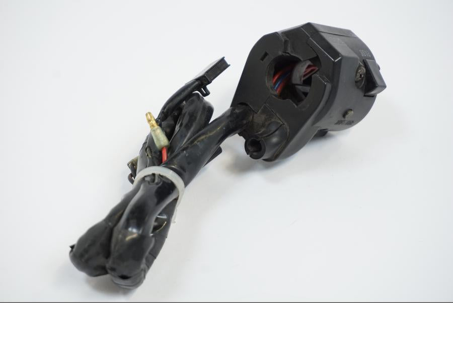 Snett uppifrån på Styrelreglage från en Kawasaki GPZ 900 -1989 motorcykel.