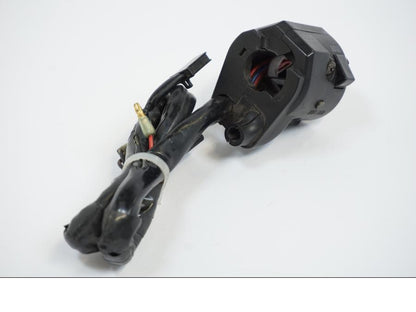 Snett uppifrån på Styrelreglage från en Kawasaki GPZ 900 -1989 motorcykel.