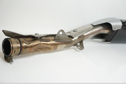 Snett nerifrån på Ljuddämpare från en Kawasaki ZZ-R 1400 -2013 motorcykel.