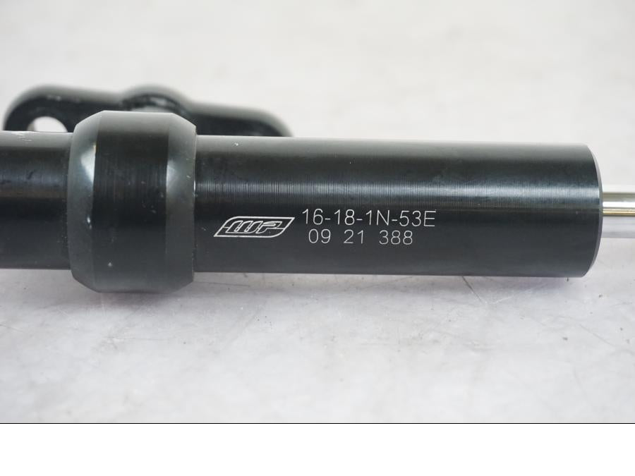 Baksidan på Styrdämpare från en KTM 1290 Super Adventure S -2022 motorcykel.