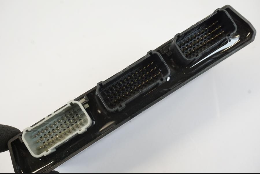 Vänster sida på CDI / ECU från en Triumph Trident -2021 motorcykel.