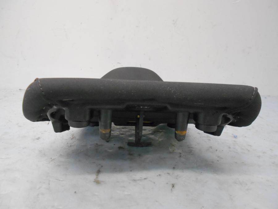 Snett uppifrån på Sadel från en Yamaha YZF-R 125 -2012 motorcykel.