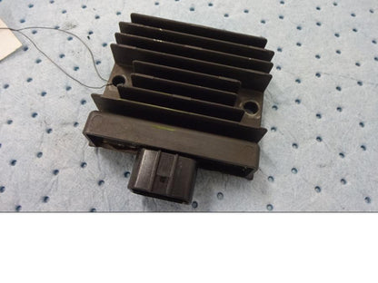 Framsidan på Likriktare från en Kawasaki Z 900 -2019 motorcykel.