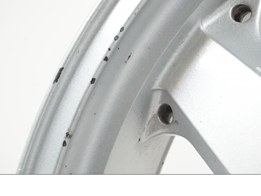 Snett uppifrån på Fälg från en Kawasaki ZX-12R -2000 motorcykel.