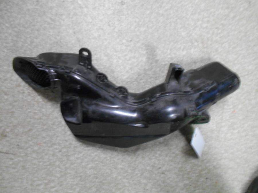 Höger sida på Luftrör från en Suzuki GSX 1300 R -2009 motorcykel.