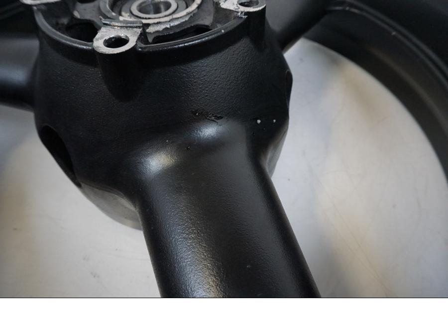 Snett uppifrån på Fälg från en Suzuki GSX 600 F -1998 motorcykel.