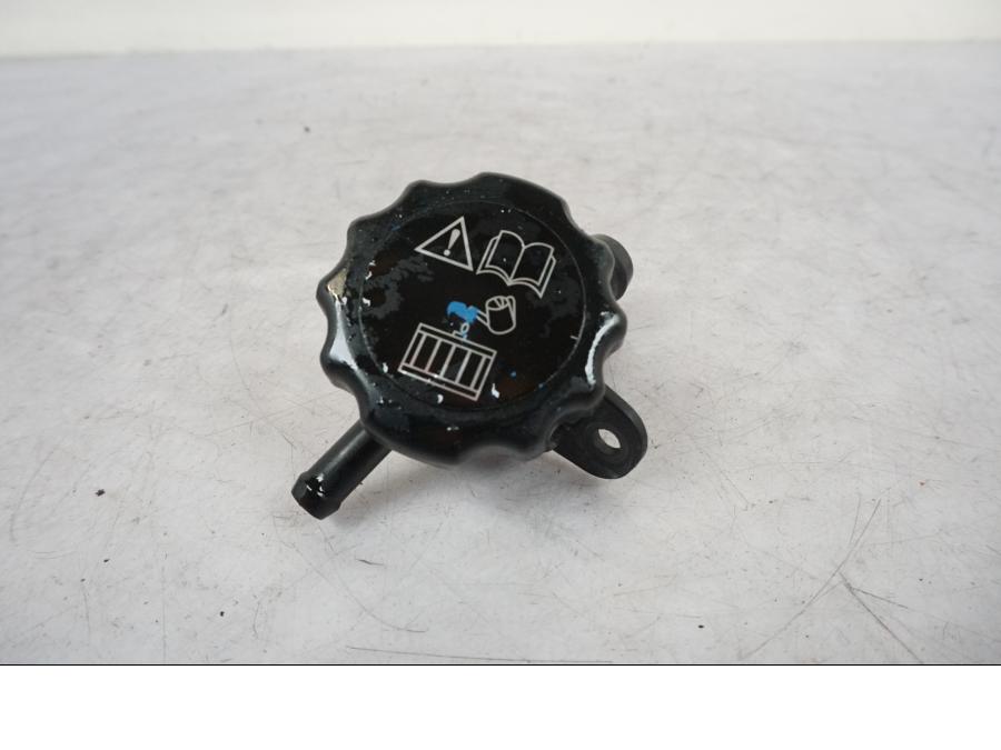 Framsidan på Vattenpåfyllning från en Triumph Bonneville T120 -2021 motorcykel.