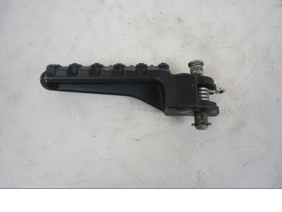 Framsidan på Fotpinne från en KTM 1290 Super Duke -2019 motorcykel.