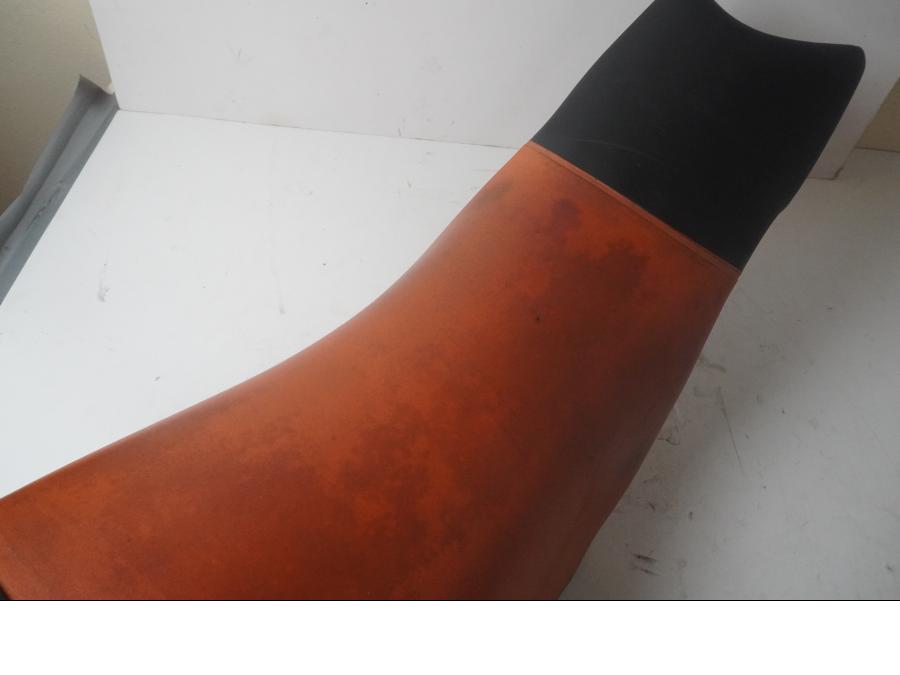 Vänster sida på Sadel från en KTM 640 Duke -2006 motorcykel.