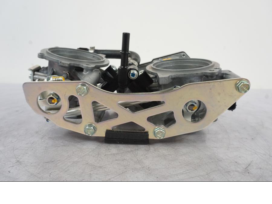 Vänster sida på Spjällhus från en KTM 1290 Super Duke R -2023 motorcykel.