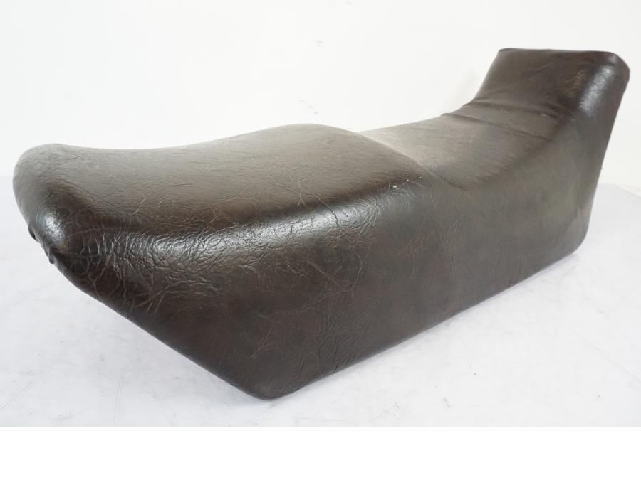 Höger sida på Sadel från en Suzuki GSX 550 EF -1985 motorcykel.