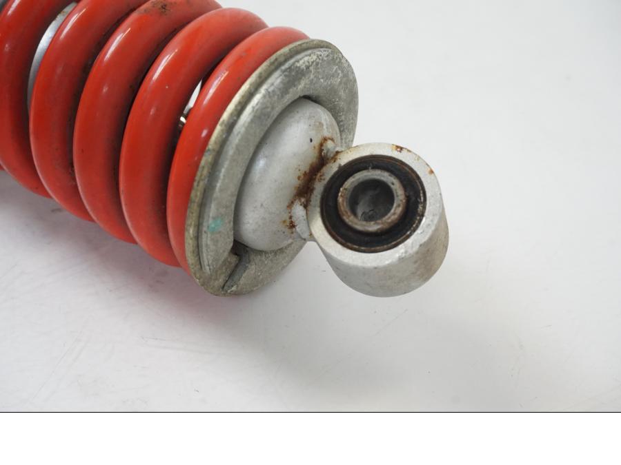 Vänster sida på Stötdämpare från en Honda CBR 125 R -2006 motorcykel.