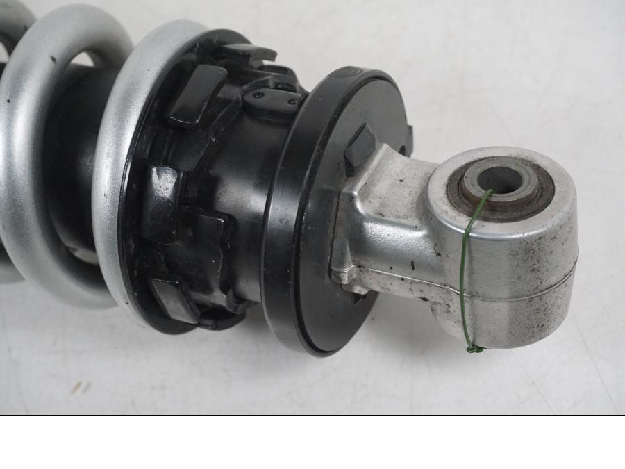 Vänster sida på Stötdämpare från en Honda CB 650 F Hornet -2017 motorcykel.