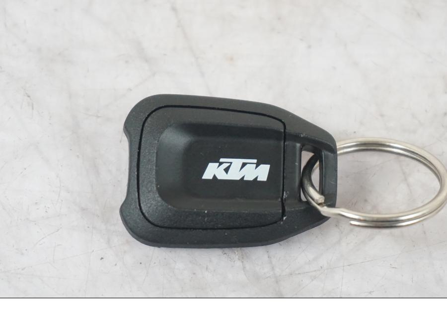 Baksidan på Nyckel från en KTM 1290 Super Adventure S -2022 motorcykel.