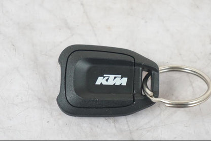 Baksidan på Nyckel från en KTM 1290 Super Adventure S -2022 motorcykel.