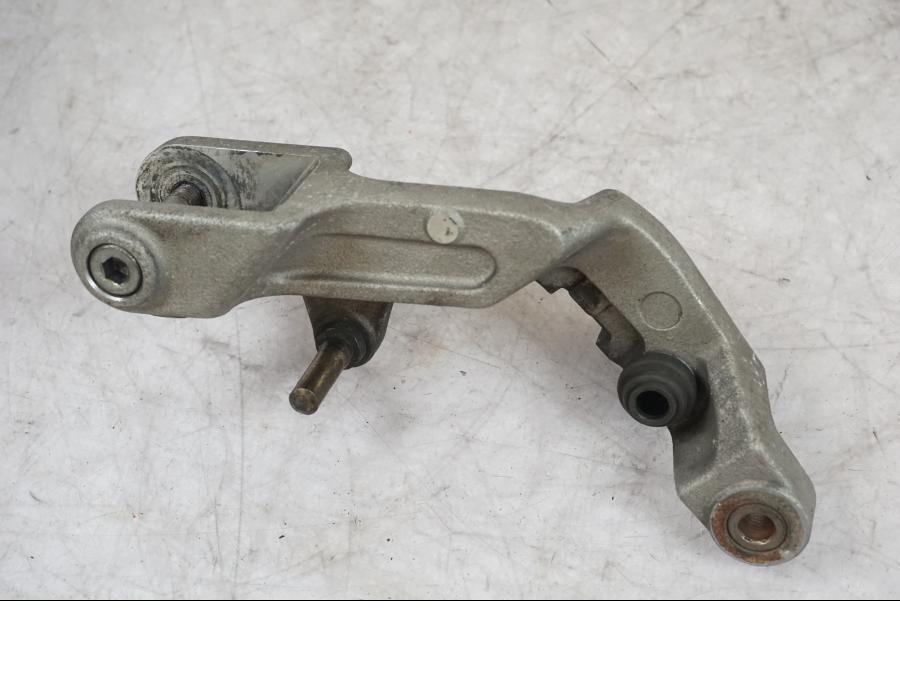 Snett nerifrån på Bromsoksfäste från en Honda CBR 1100 XX -1998 motorcykel.