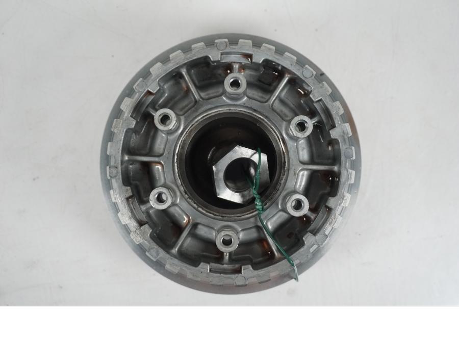 Baksidan på Kopplingskorg från en H-D Softail Standard FXST -2001 motorcykel.