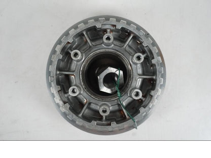 Baksidan på Kopplingskorg från en H-D Softail Standard FXST -2001 motorcykel.