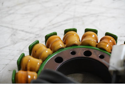 Baksidan på Generator från en Kawasaki ER-6N -2014 motorcykel.