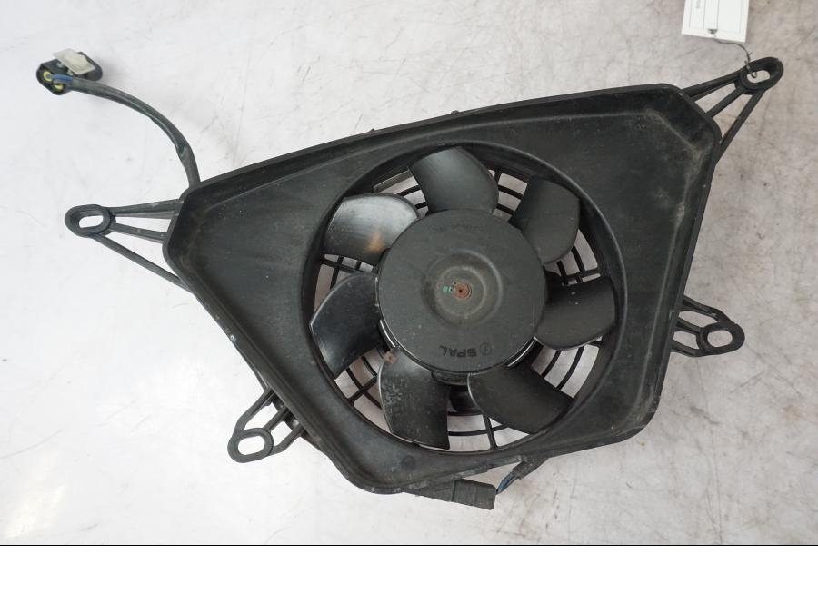 Framsidan på Vattenkylfläkt från en BMW K 1600 GTL -2015 motorcykel.