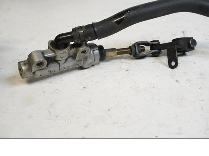 Baksidan på Bromshuvudcylinder från en Yamaha XVS 1100 -2001 motorcykel.