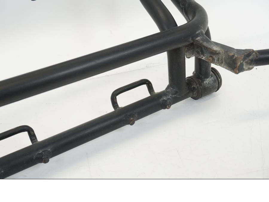 Snett nerifrån på Sidoväskhållare från en Honda XL 1000 V -1999 motorcykel.