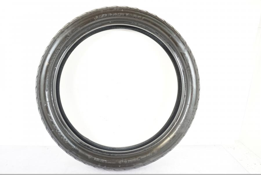 Baksidan på <p>Framdäck Bridgestone Exedra L309 110/90-19</p>

<p>40% mönsterdjup kvar. Tillverkningsår hittas ej, slitage normalt.</p> moped.