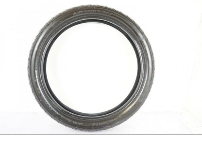 Baksidan på <p>Framdäck Bridgestone Exedra L309 110/90-19</p>

<p>40% mönsterdjup kvar. Tillverkningsår hittas ej, slitage normalt.</p> moped.