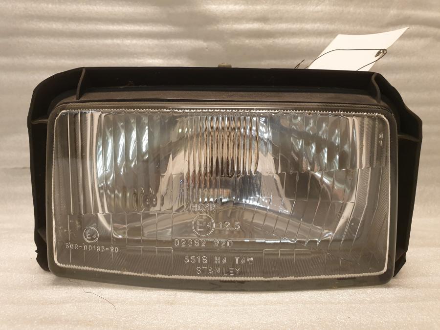 Framsidan på Strålkastare från en Suzuki DR 750 S -1989 motorcykel.