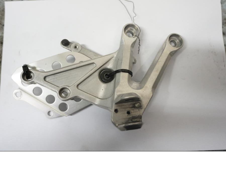 Framsidan på Fotpinnefäste från en Honda CBR 1000 RR -2007 motorcykel.