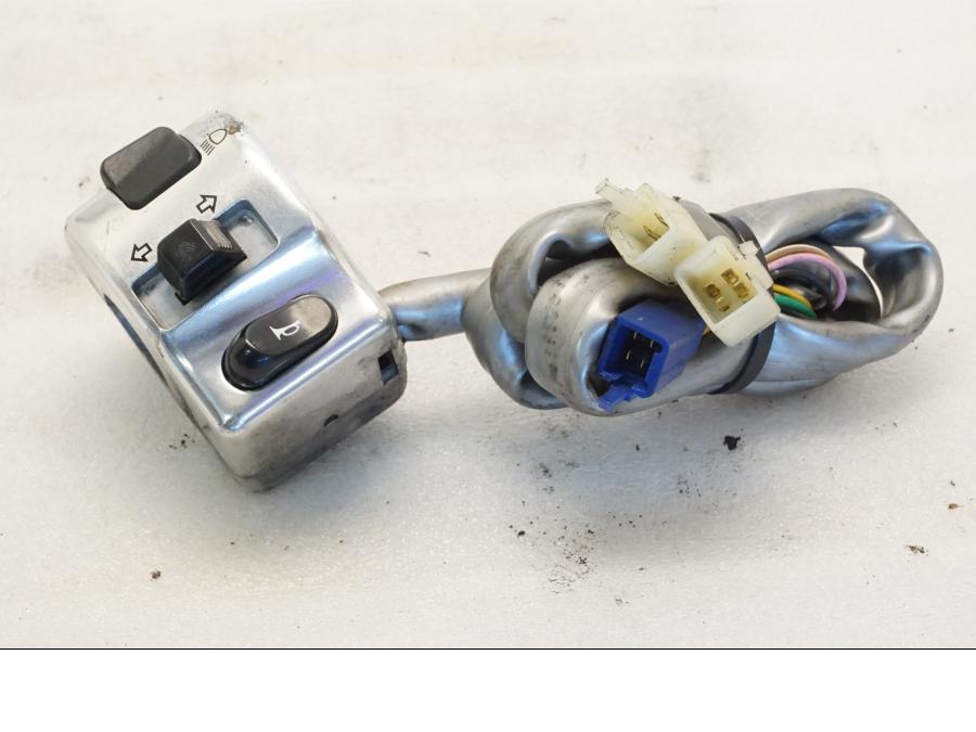 Framsidan på Styrelreglage från en Yamaha XVZ 13TD -1999 motorcykel.