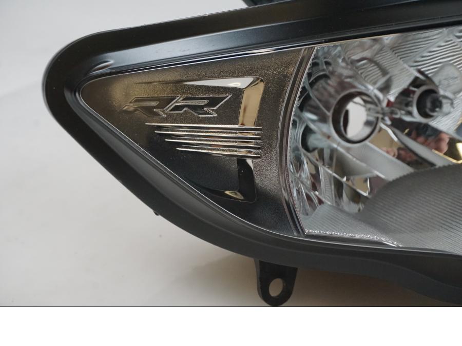 Snett uppifrån på Strålkastare från en BMW S 1000 RR -2016 motorcykel.