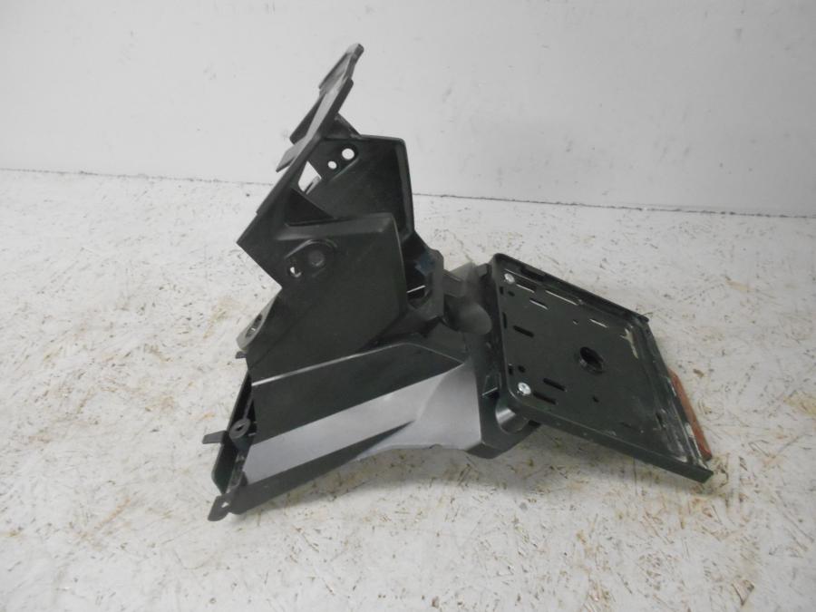 Framsidan på Skylthållare från en Triumph Tiger 800 -2016 motorcykel.