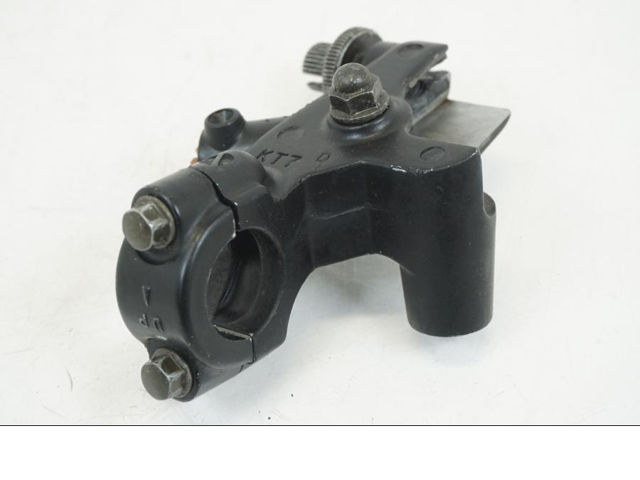 Snett nerifrån på Kopplingsklo från en Honda CB 750 -2002 motorcykel.