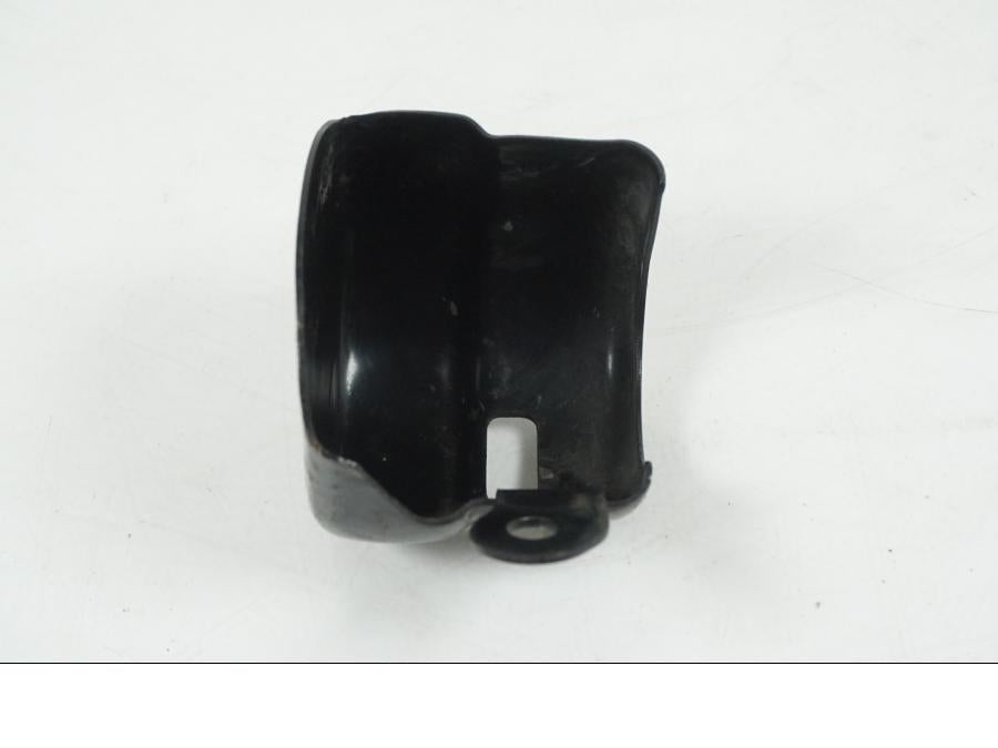 Snett nerifrån på Bromshuvudcylinderskydd från en Yamaha XVS 1100 -2004 motorcykel.