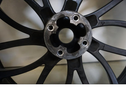 Vänster sida på Hjulpaket från en Triumph Speed Triple -2009 motorcykel.