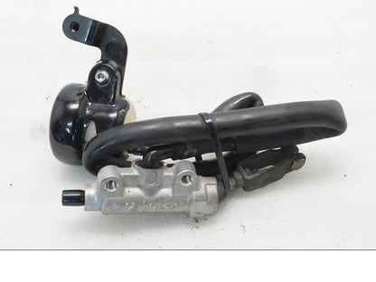 Baksidan på Bromshuvudcylinder från en Yamaha XVZ 13TD -1999 motorcykel.