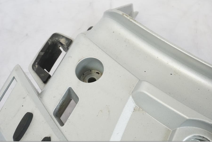 Vänster sida på Sadelfäste från en BMW R 1200 GSA -2012 motorcykel.