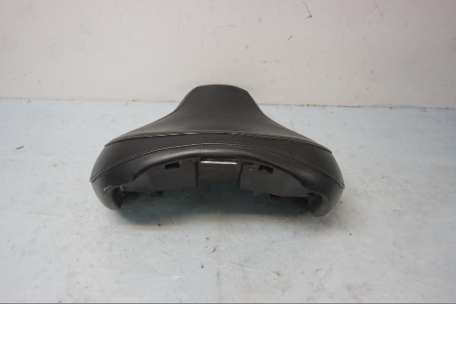 Baksidan på Sadel från en Suzuki VL 800 -2001 motorcykel.