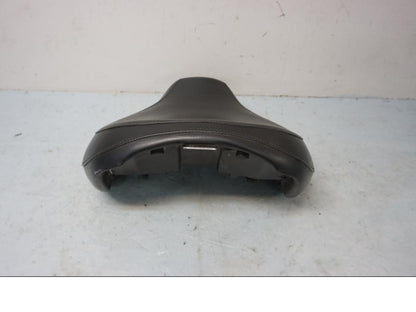 Baksidan på Sadel från en Suzuki VL 800 -2001 motorcykel.