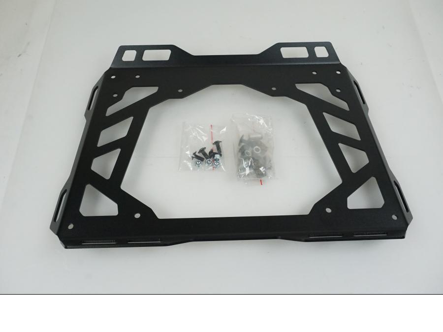 Baksidan på Topboxfäste från en Universal Universal -2024 moped.