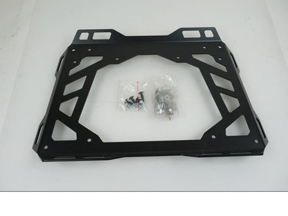 Baksidan på Topboxfäste från en Universal Universal -2024 moped.