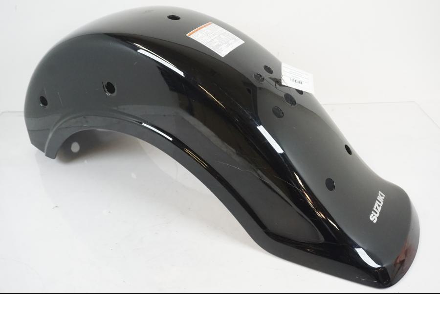 Framsidan på <p>Bakskärm från Suzuki VL 800 2007.</p>

<p>Två sprickor i bakkant, repor och mindre slitage av lack finns se bilder.</p> motorcykel.