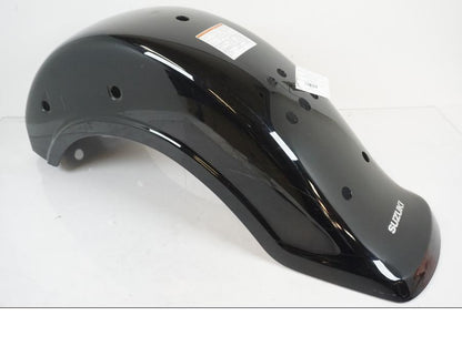 Framsidan på <p>Bakskärm från Suzuki VL 800 2007.</p>

<p>Två sprickor i bakkant, repor och mindre slitage av lack finns se bilder.</p> motorcykel.