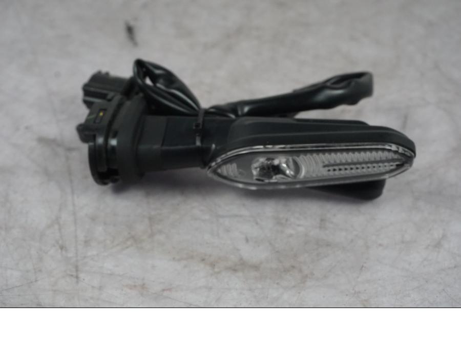 Snett uppifrån på Blinkers LED från en Yamaha MT-09 -2024 motorcykel.