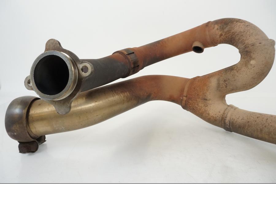 Snett nerifrån på Grenrör från en KTM 990 SM -2009 motorcykel.