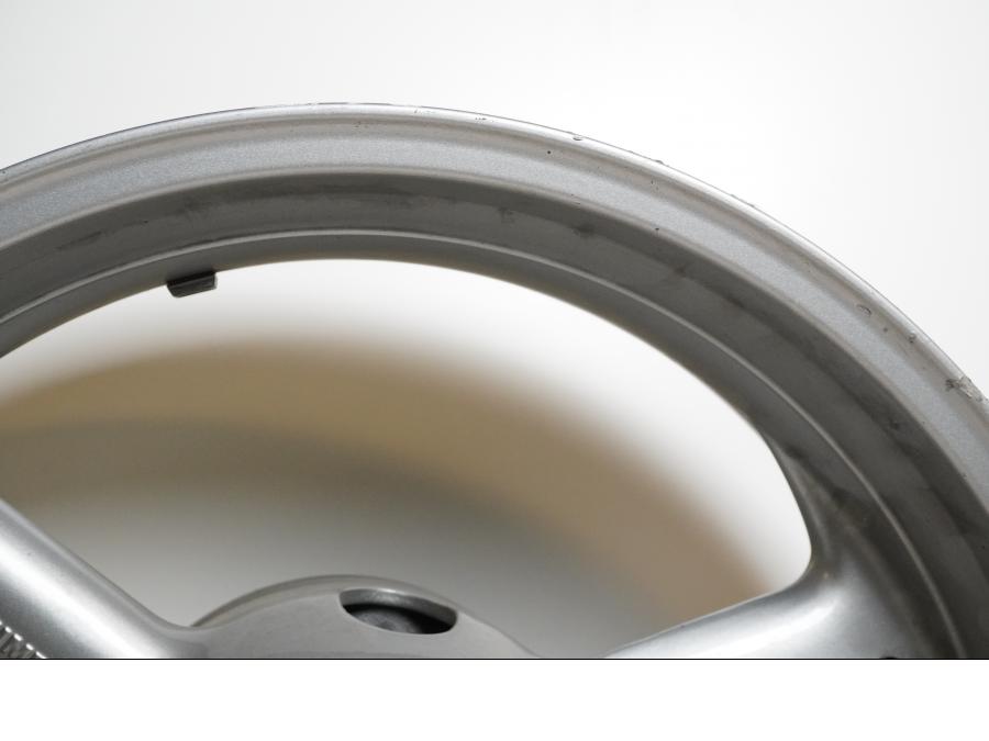 Extrabild3 på Fälg från en Triumph Sprint RS -2000 motorcykel.