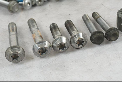 Höger sida på Skruv / Mutter etc från en Triumph Tiger Explorer -2013 motorcykel.